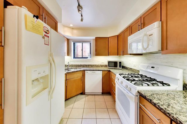 1600 W Greenleaf Avenue 102, Chicago, IL 60626