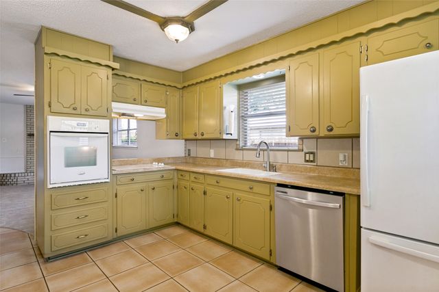 412 Franklin Drive, Euless, TX 76040