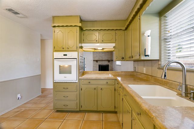 412 Franklin Drive, Euless, TX 76040