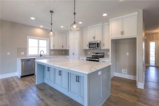 11207 Trevor Drive, Peculiar, MO 64078