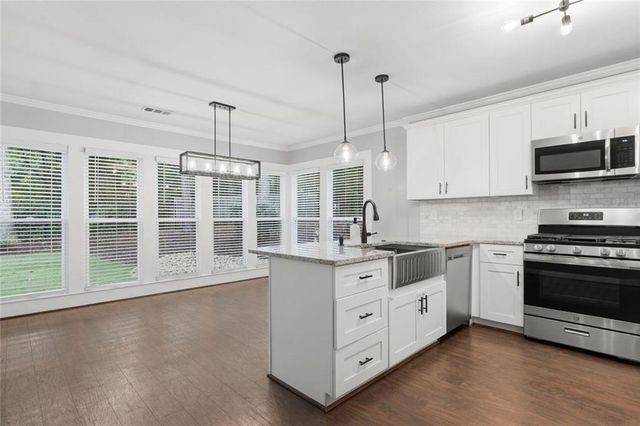 181 W Lake Drive, Roswell, GA 30075