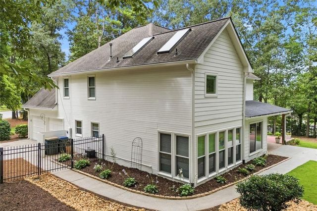 181 W Lake Drive, Roswell, GA 30075