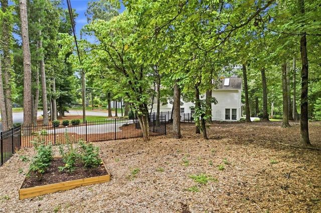 181 W Lake Drive, Roswell, GA 30075
