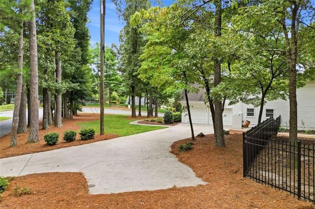 181 W Lake Drive, Roswell, GA 30075