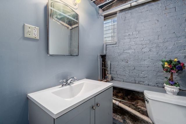 155 Grand St, Worcester, MA 01603