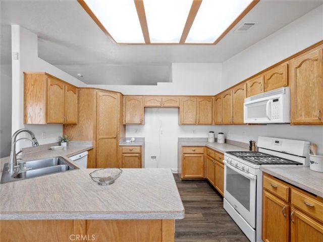 22163 Broken Lance Road, Apple Valley, CA 92307