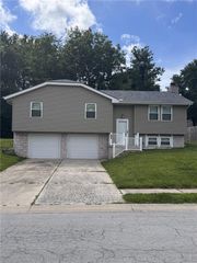 325 Brownfield Drive, Lee's Summit, MO 64063