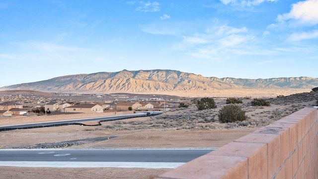 4 Seguro Court NW, Los Lunas, NM 87031