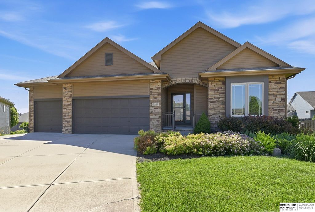 18407 Cuming Circle, Elkhorn, NE 68022