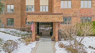 453 Raintree Drive 1H, Glen Ellyn, IL 60137