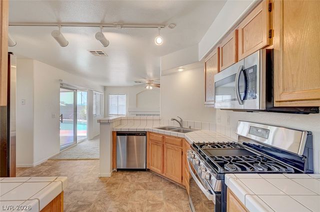 2462 Cavern Cove Way, Las Vegas, NV 89156