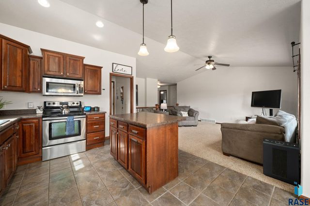 2704 S Grinnell Ave Avenue, Sioux Falls, SD 57106