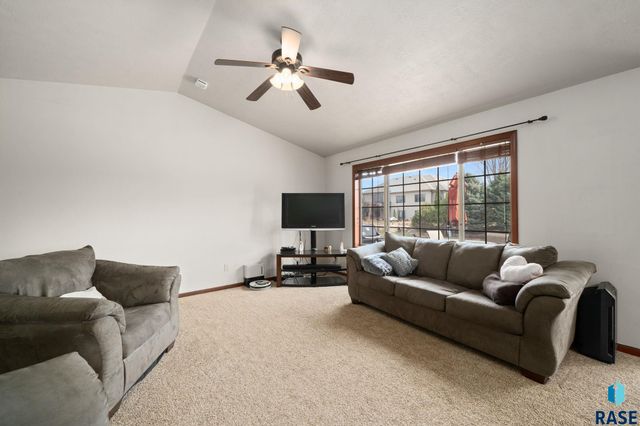 2704 S Grinnell Ave Avenue, Sioux Falls, SD 57106