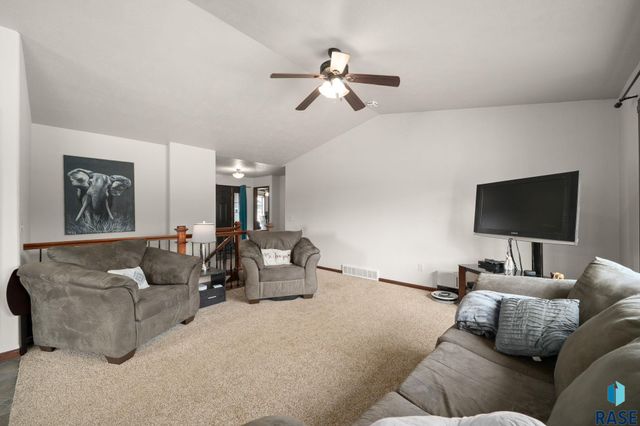 2704 S Grinnell Ave Avenue, Sioux Falls, SD 57106