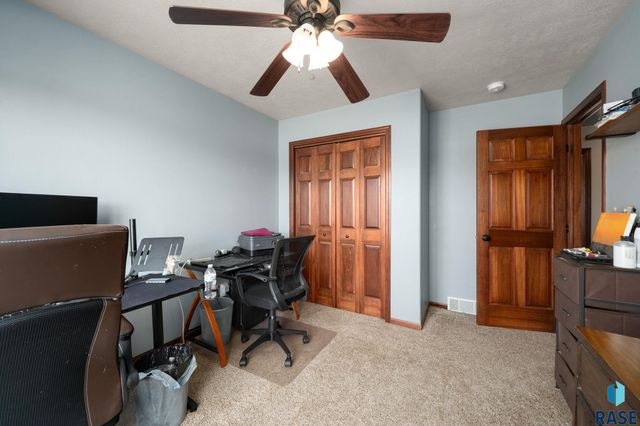 2704 S Grinnell Ave Avenue, Sioux Falls, SD 57106