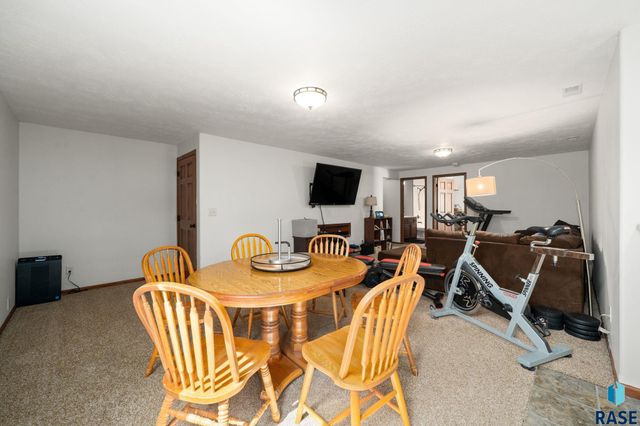 2704 S Grinnell Ave Avenue, Sioux Falls, SD 57106