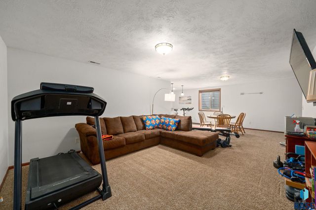 2704 S Grinnell Ave Avenue, Sioux Falls, SD 57106