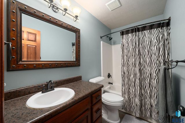 2704 S Grinnell Ave Avenue, Sioux Falls, SD 57106