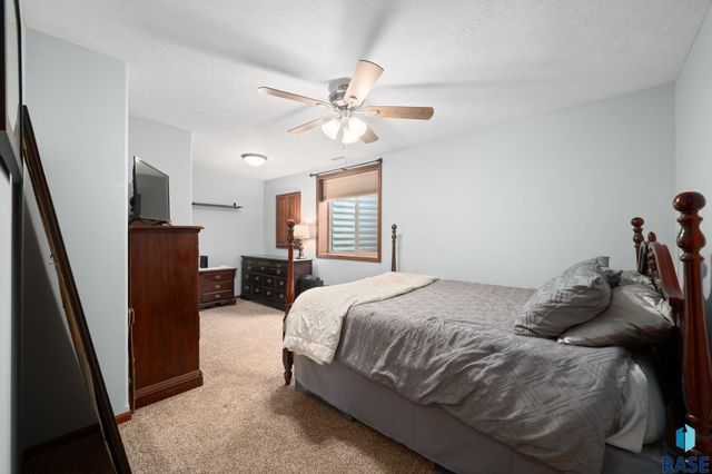 2704 S Grinnell Ave Avenue, Sioux Falls, SD 57106