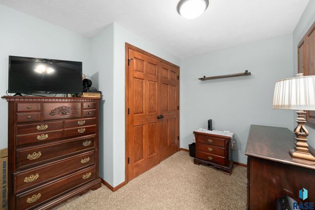 2704 S Grinnell Ave Avenue, Sioux Falls, SD 57106