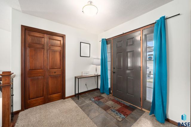 2704 S Grinnell Ave Avenue, Sioux Falls, SD 57106