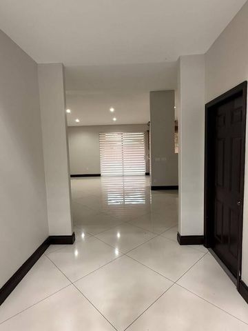 9141 NW 152nd Street, Miami Lakes, FL 33018