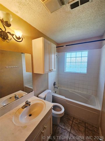 11877 E 61st Place, Broken Arrow, OK 74012