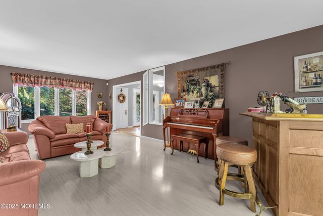 7 Red Coach Lane, Holmdel, NJ 07733