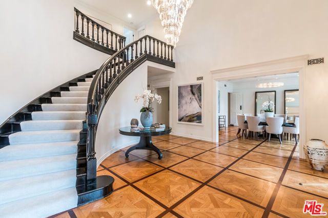 807 N Crescent Drive, Beverly Hills, CA 90210