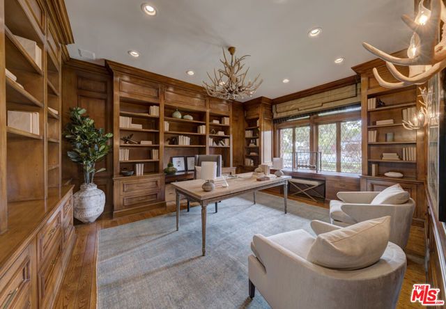 807 N Crescent Drive, Beverly Hills, CA 90210