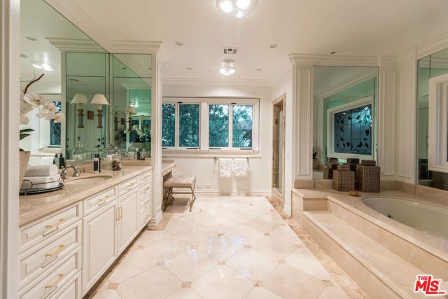 807 N Crescent Drive, Beverly Hills, CA 90210