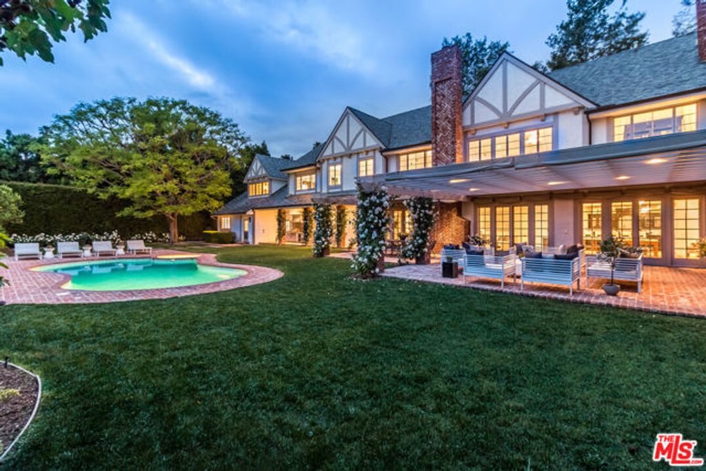 807 N Crescent Drive, Beverly Hills, CA 90210