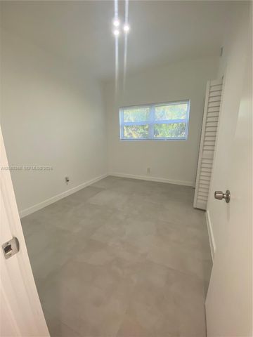 2011 NE 167th St 9, North Miami Beach, FL 33162
