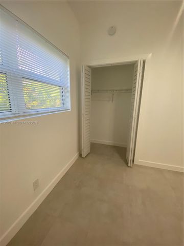 2011 NE 167th St 9, North Miami Beach, FL 33162