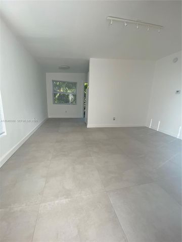 2011 NE 167th St 9, North Miami Beach, FL 33162