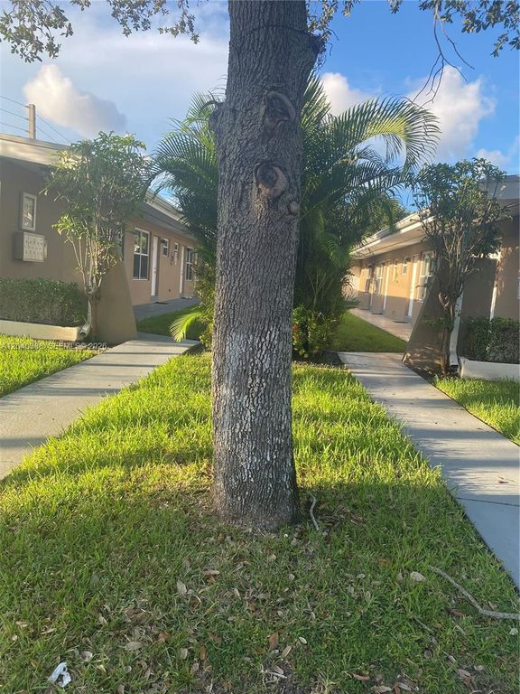 2011 NE 167th St 9, North Miami Beach, FL 33162