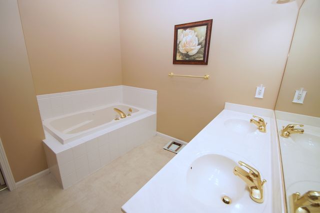5260 FRIENDSHIP Drive 5260, Davenport, IA 52804