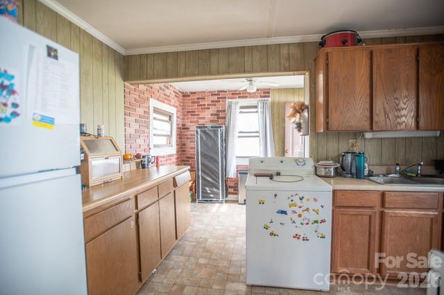 400 Summit Avenue, Spruce Pine, NC 28777