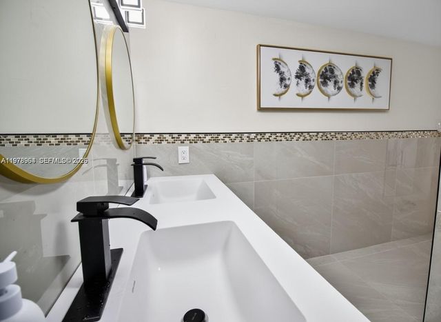 111 Golden Isles Dr C9, Hallandale Beach, FL 33009