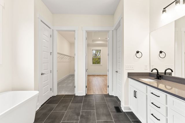 2048 Blackstone Drive, Hendersonville, TN 37075