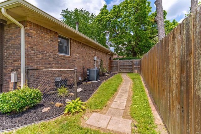 2611 Deerfield Drive, Evansville, IN 47725