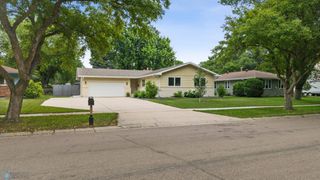 14 35th Avenue NE, Fargo, ND 58102