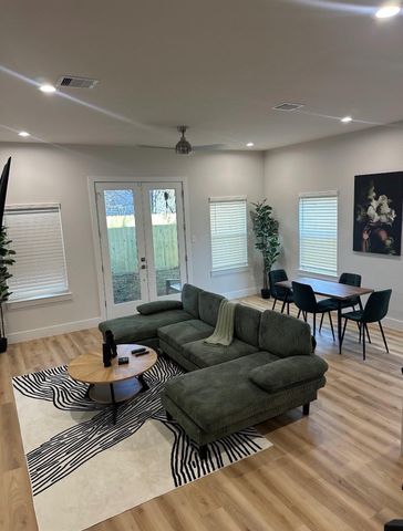 4513 Reed Road B, Houston, TX 77051