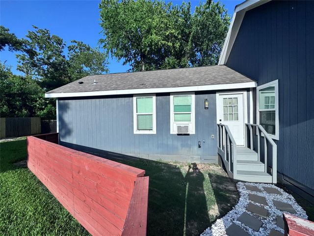119 Neyland Street A, Houston, TX 77022