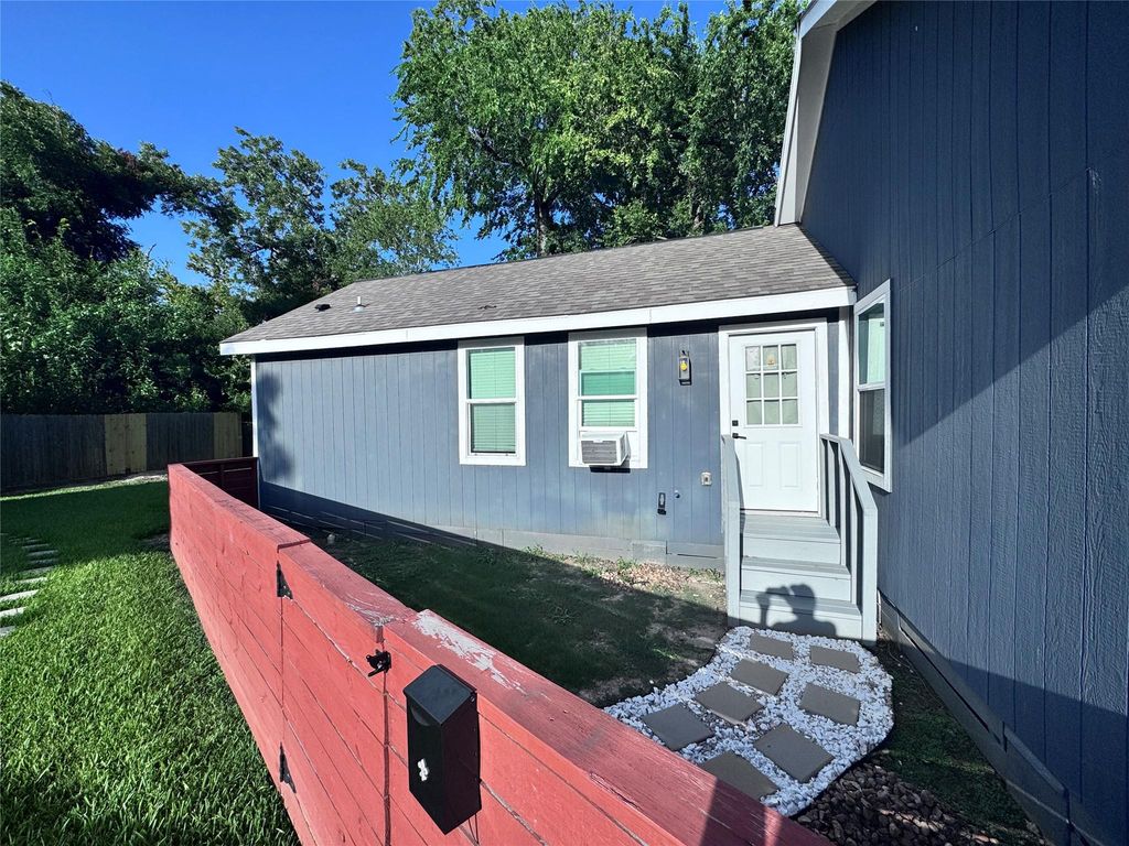 119 Neyland Street A, Houston, TX 77022
