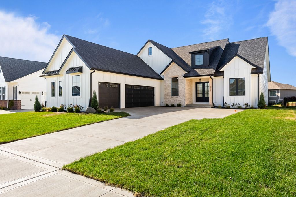 2112 SW Cascade Falls Drive, Ankeny, IA 50023