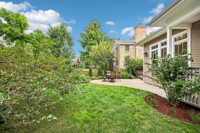 2038 Hawthorne Lane, Evanston, IL 60201