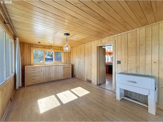 1025 HILLCREST Dr, Baker City, OR 97814