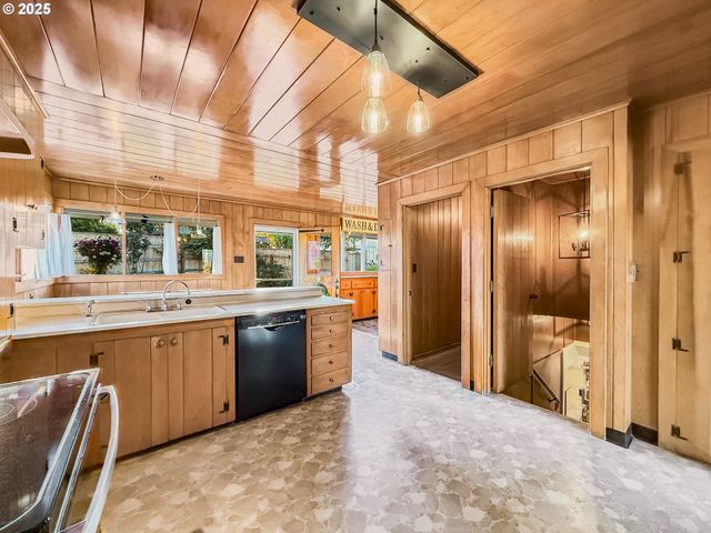 1025 HILLCREST Dr, Baker City, OR 97814