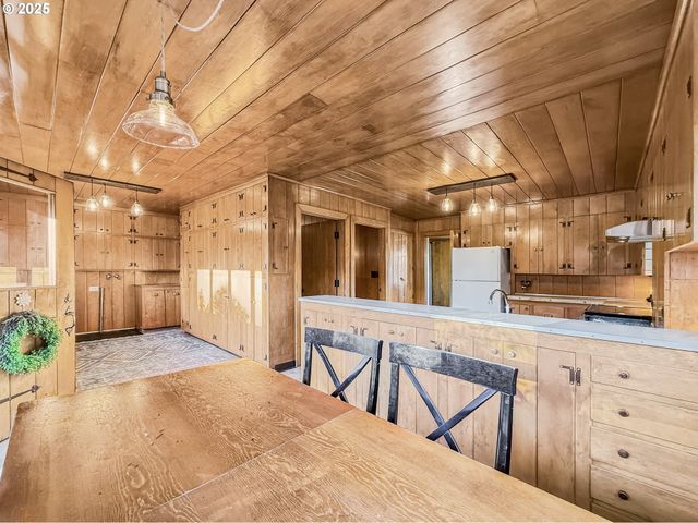 1025 HILLCREST Dr, Baker City, OR 97814